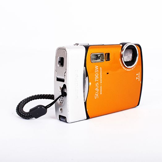 Olympus Stylus 790 SW Digital Camera, Orange {7.1MP}