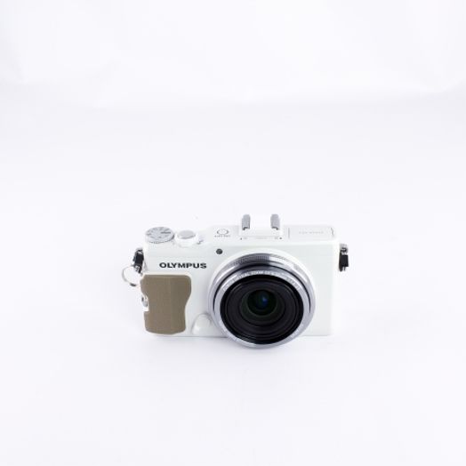 Olympus Stylus XZ-2 Digital Camera, White {12MP}