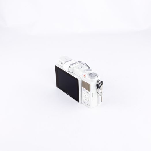 Olympus Stylus XZ-2 Digital Camera, White {12MP}